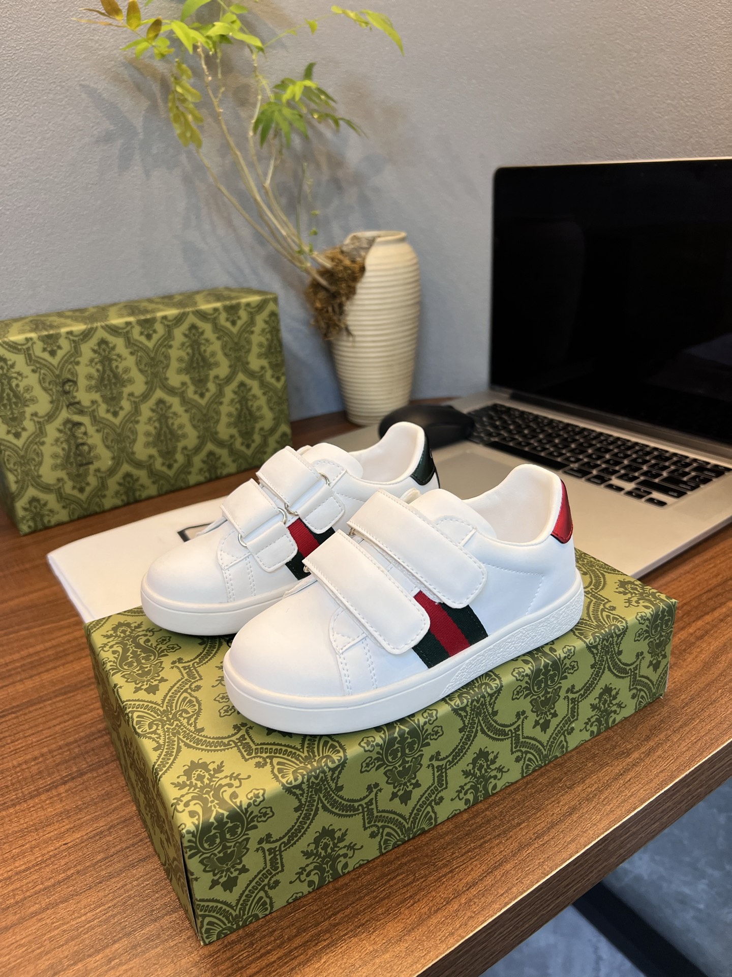 Children's shoes child